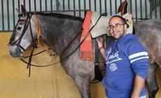 Diego Jesús Blanco heredó de su padre la afición de ser trenzador de caballos