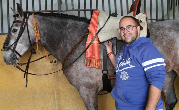 Diego Jesús Blanco heredó de su padre la afición de ser trenzador de caballos