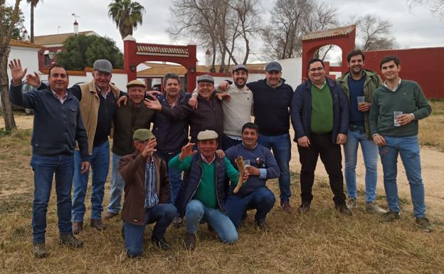 La Peña Taurina 'El Volapié' visita la ganadería Partido de Resina en Aznalcázar