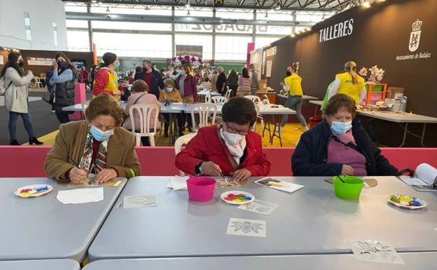 Medio centenar de vecinos disfrutaron de la Feria de los Mayores en Badajoz