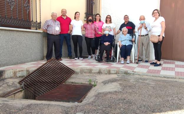 Vecinos de las calles Magacela y Olivo siguen esperando una solución al problema de las inundaciones