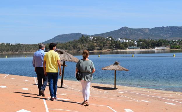 El Alcalde y varios concejales visitan la Playa de Campanario. /HOY