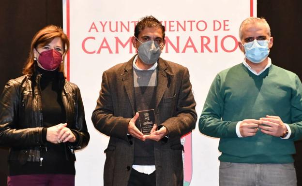 Juan José Murllo, recoge el galardón concedido al CF Campanario en la Gala del Deporte. 