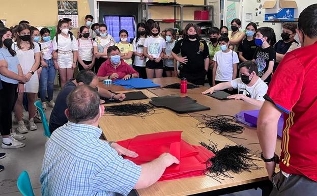 Alumnos del IES Bartolomé José Gallardo visitan el Centro Ocupacional de Inclusives