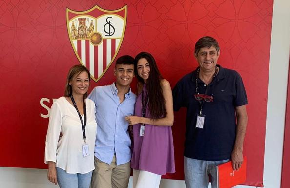 Diego Díaz estuvo acompañado por su familia, que se desplazó a Sevilla, para este momento. 