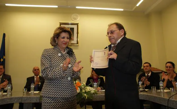 Dionisio Martín recibió el título de Hijo Adoptivo de Campanario. /HOY