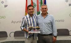 Juan José Murillo recibe un reconocimiento del Ayuntamiento tras dejar la presidencia del Campanario
