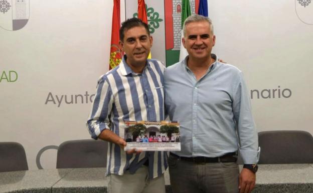 Juan José Murillo recibe un reconocimiento del Ayuntamiento tras dejar la presidencia del Campanario