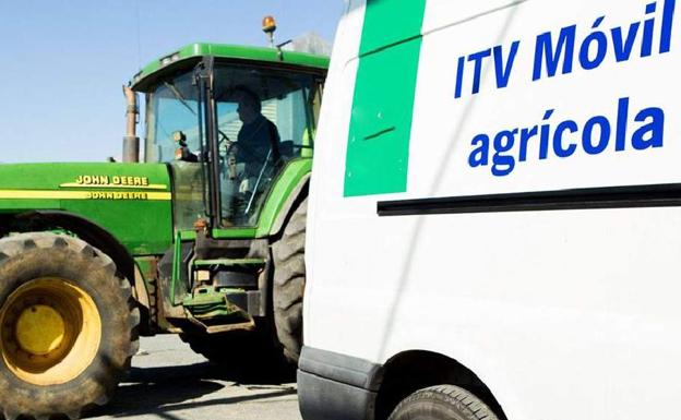Un tractor pasa la revisión periódica en una ITV móvil. /HOY
