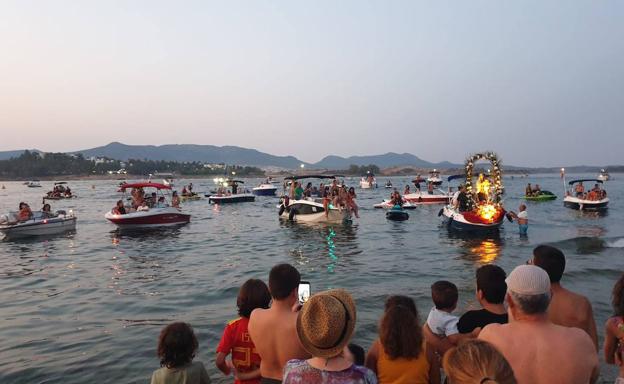 La Virgen del Carmen llegó en procesión hasta la orilla de la Playa de Campanario