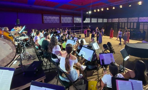 La Banda de Música y una docena de grupos y artistas ofrecen hoy un espectáculo por su 25 aniversario