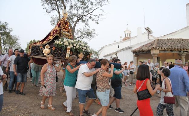 Varios emigrantes y vecinos de Campanario portal a la Virgen de Piedraescrita. /WEB NTRA. SRA. PIEDRAESCRITA