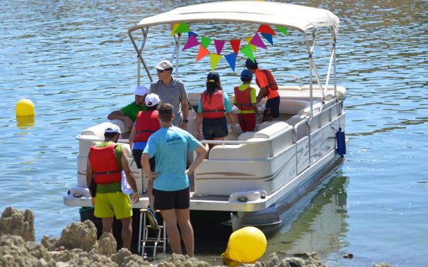 Unas 160 personas disfrutaron de las actividades acuáticas en la Playa de Campanario
