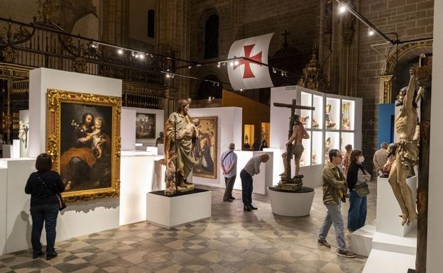 Visitantes a la exposición 'Las Edades del Hombre' en la Catedral de Plasencia. 