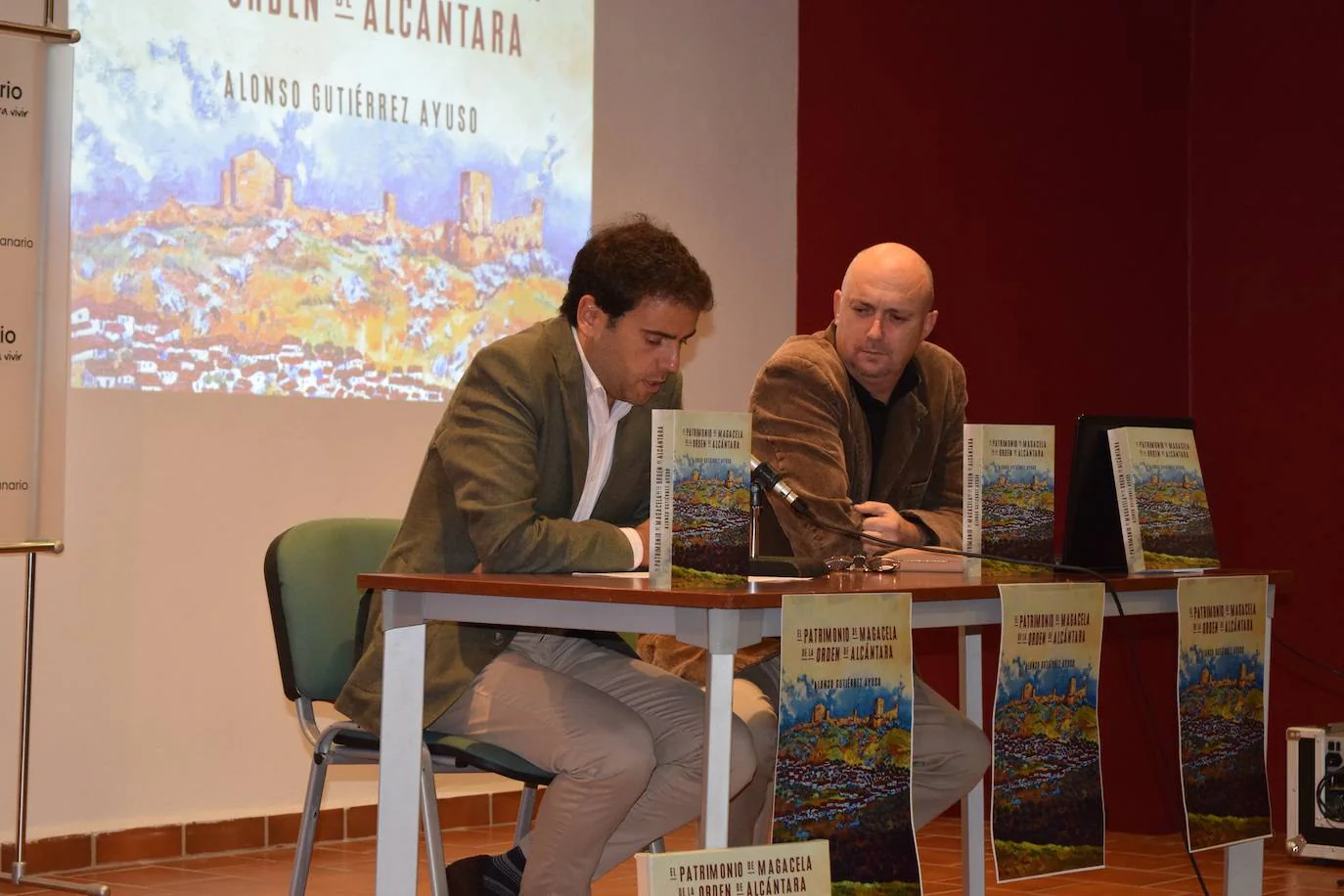 Presentación del libro 'Patrimonio de Magacela de la Orden de Alcántara' de Alonso Gutiérrez (dcha), acompañado por el concejal Raúl Ayuso (izq) /A. C.