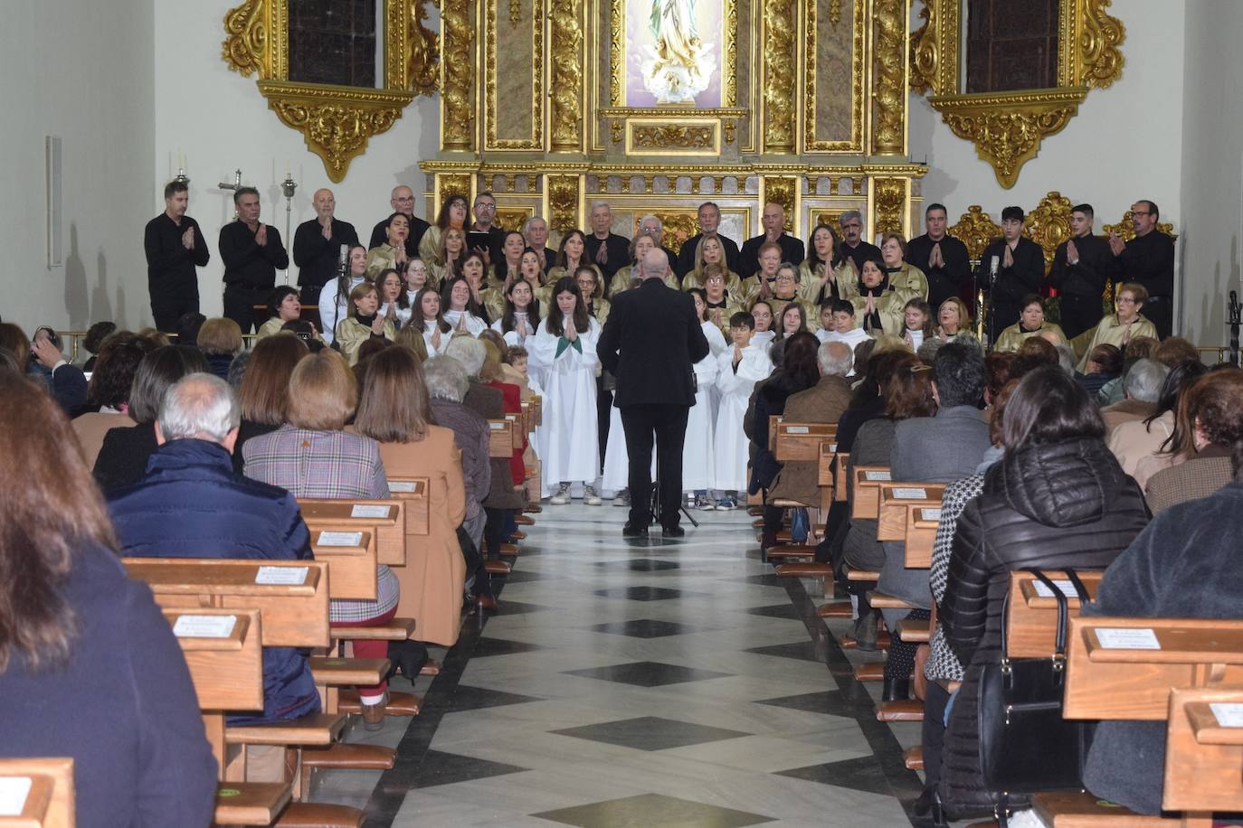 La formación coral 'Voces Vivas' y la Escolanía 'Pueri Angelorum' ofrecieron un concierto de Navidad
