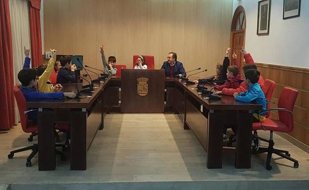 Niños del colegio aprueban en pleno restringir la circulación de coches