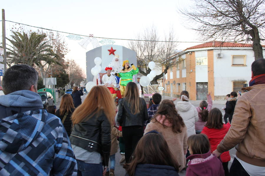 Niños y mayores disfrutan en la cabalgata de los Reyes Magos