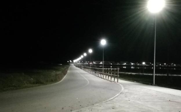 70 farolas iluminarán el carril bici y circuito de La Charca antes del fin de semana