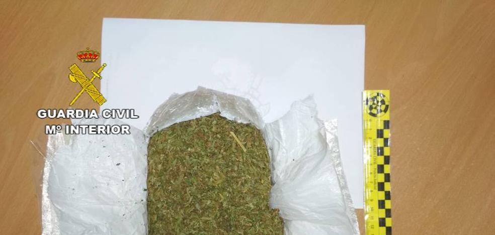 Detenido un joven por transportar casi medio kilo de marihuana