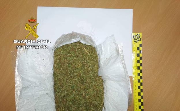 Detenido un joven por transportar casi medio kilo de marihuana