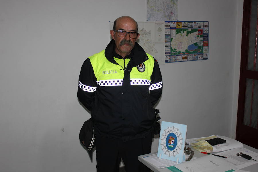 Regino Vivas, policía local, cuelga hoy su uniforme para siempre. /L.C.G.