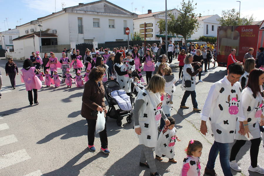 El Carnaval escolar llena las calles de pintores y cuadros famosos y animales de la granja