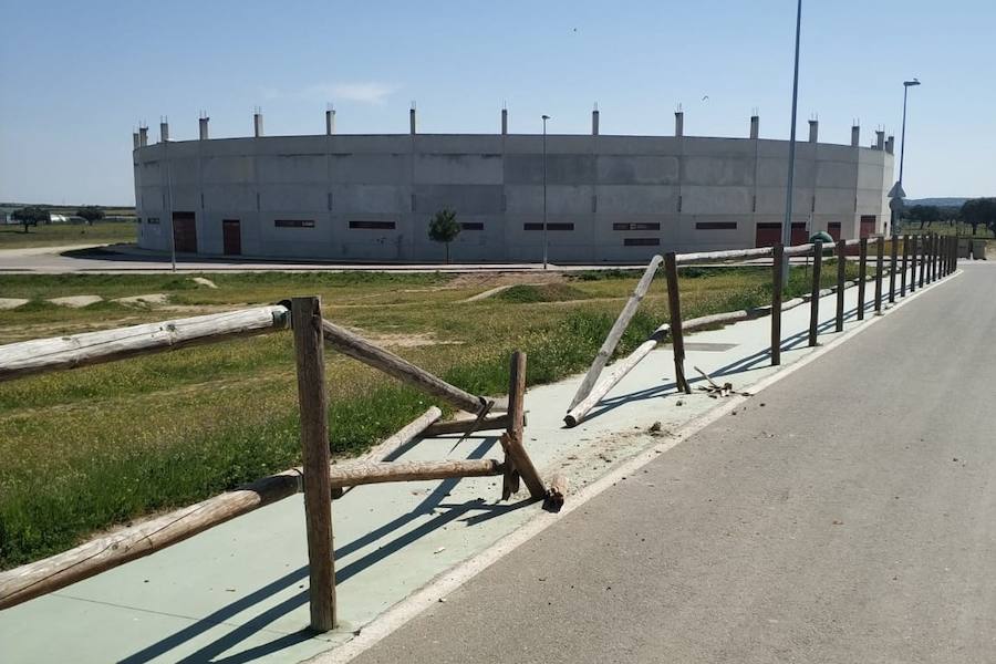Impactan de nuevo contra las vallas de madera del carril bici de La Charca