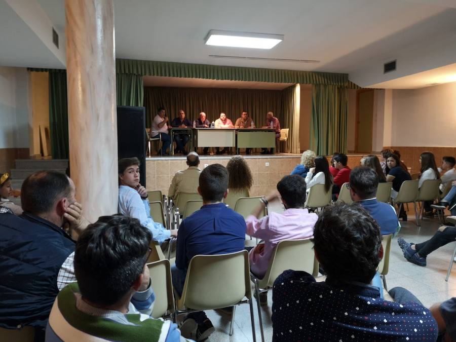 Los casareños siguen pujando los brazos para cargar con las imágenes en Semana Santa