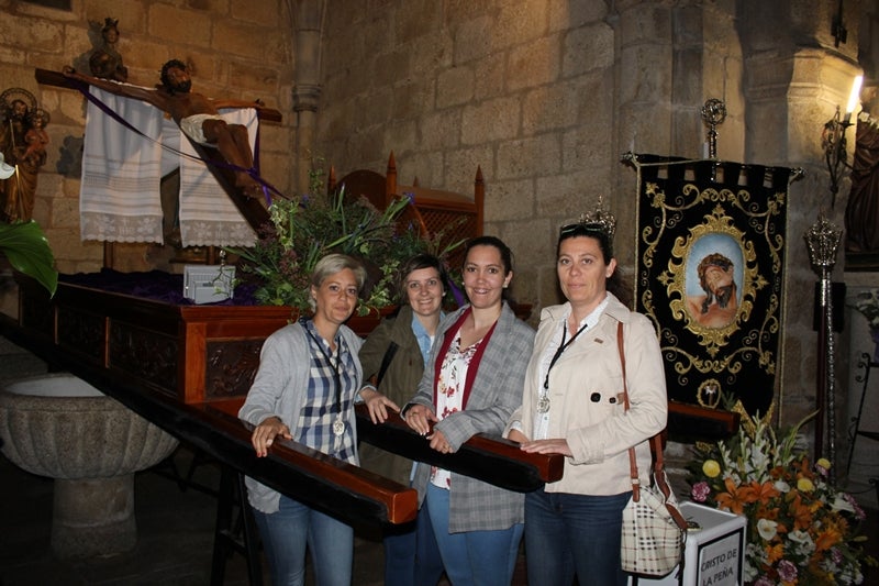 Las mujeres que cargan al Cristo de la Peña