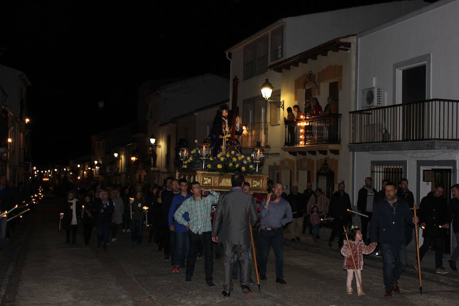Los casareños arropan a las nueve imágenes del desfile de Jueves Santo