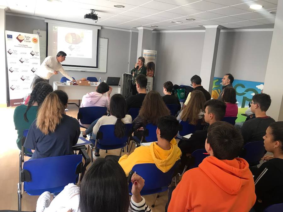 Casar de Cáceres y Fundão, unidos por el queso