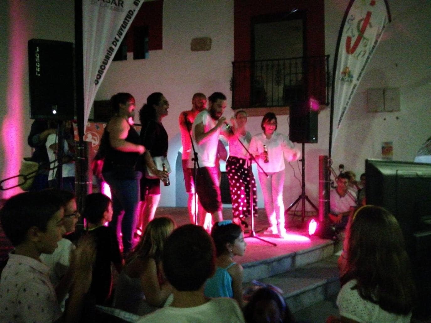 La primera edición del karaoke triunfa en Casar de Cáceres