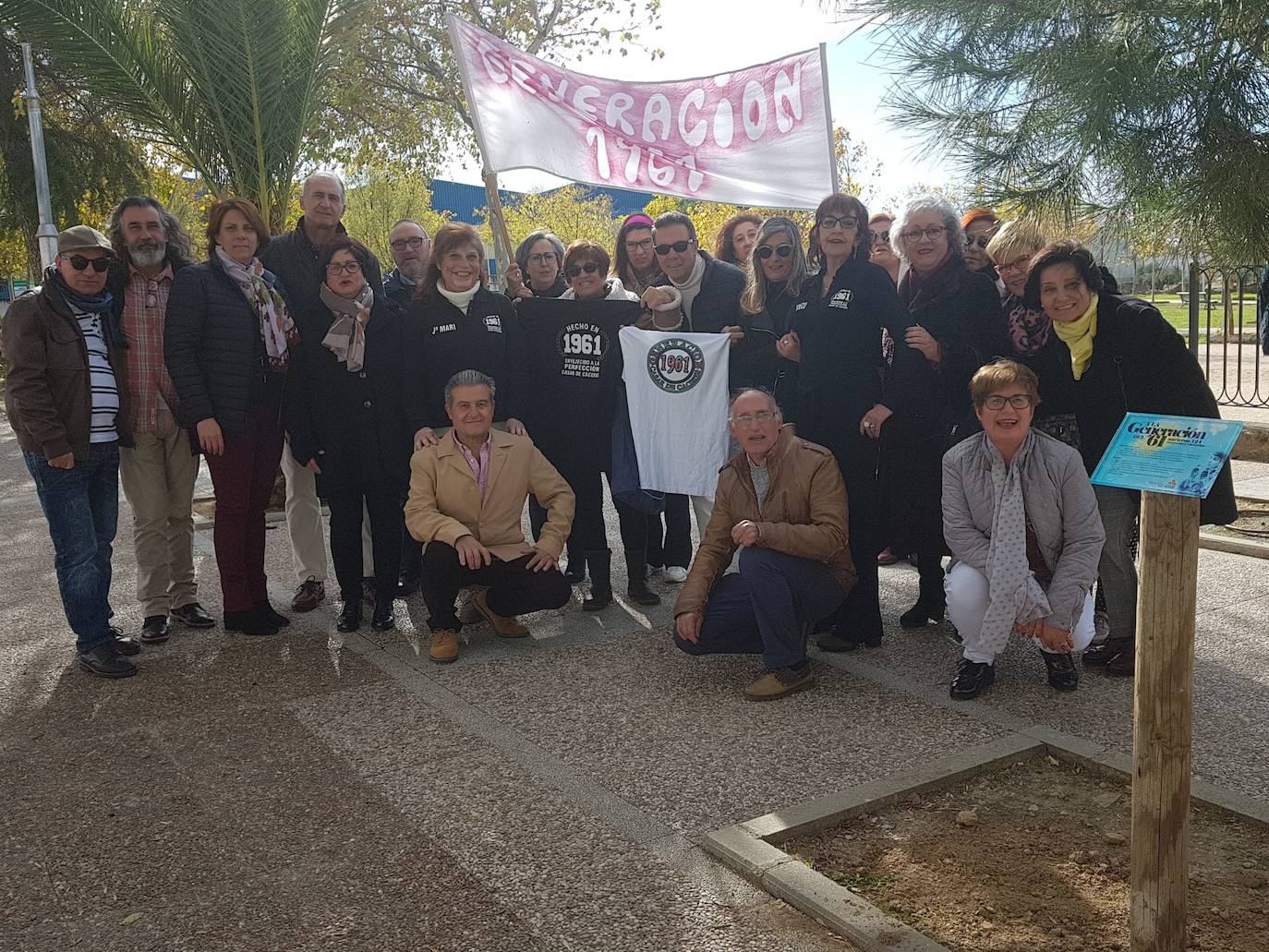 La Generación del 61, la segunda en recibir un árbol en el paseo de La Charca