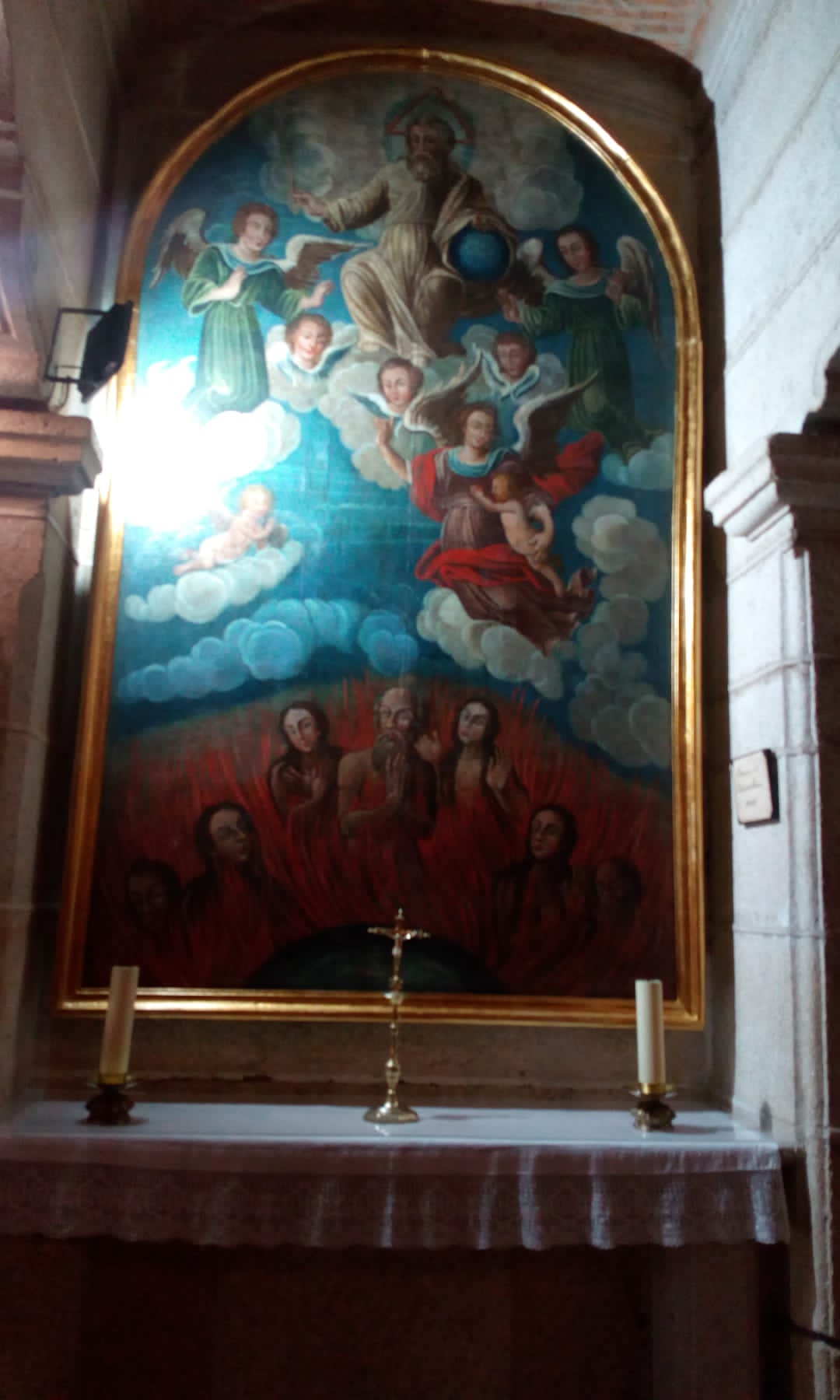 El cuadro de Ánimas es trasladado desde la ermita del cementerio hasta la parroquia tras su restauración