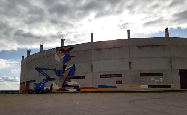 El artista invitado del proyecto 'Contenedores de Arte' pinta la fachada del Centro de ocio y Cultura