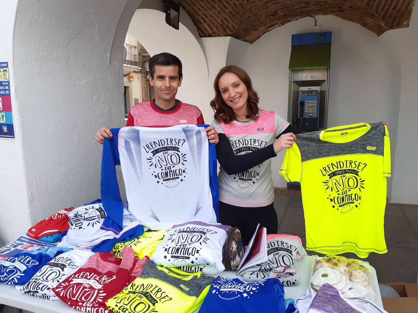 Un joven casareño inicia una campaña de venta de camisetas para recaudar fondos para la ayuda contra el cáncer