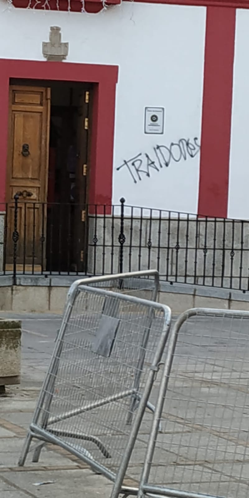 Realizan una pintada en la fachada del Ayuntamiento
