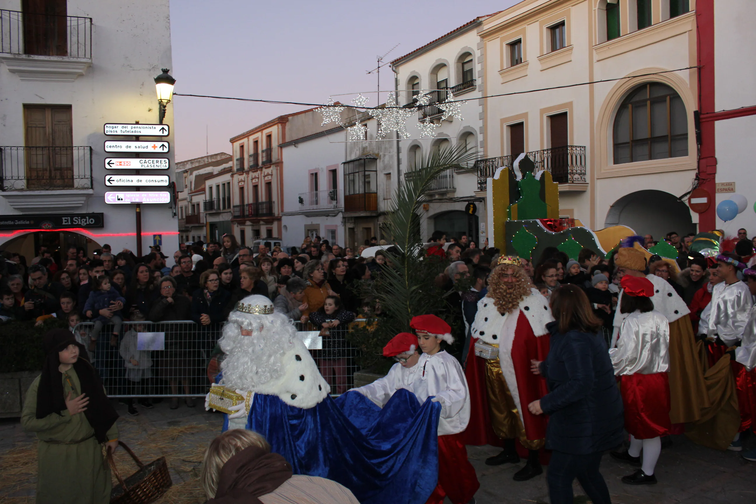 Los Reyes Magos llenan de ilusión las calles de Casar de Cáceres