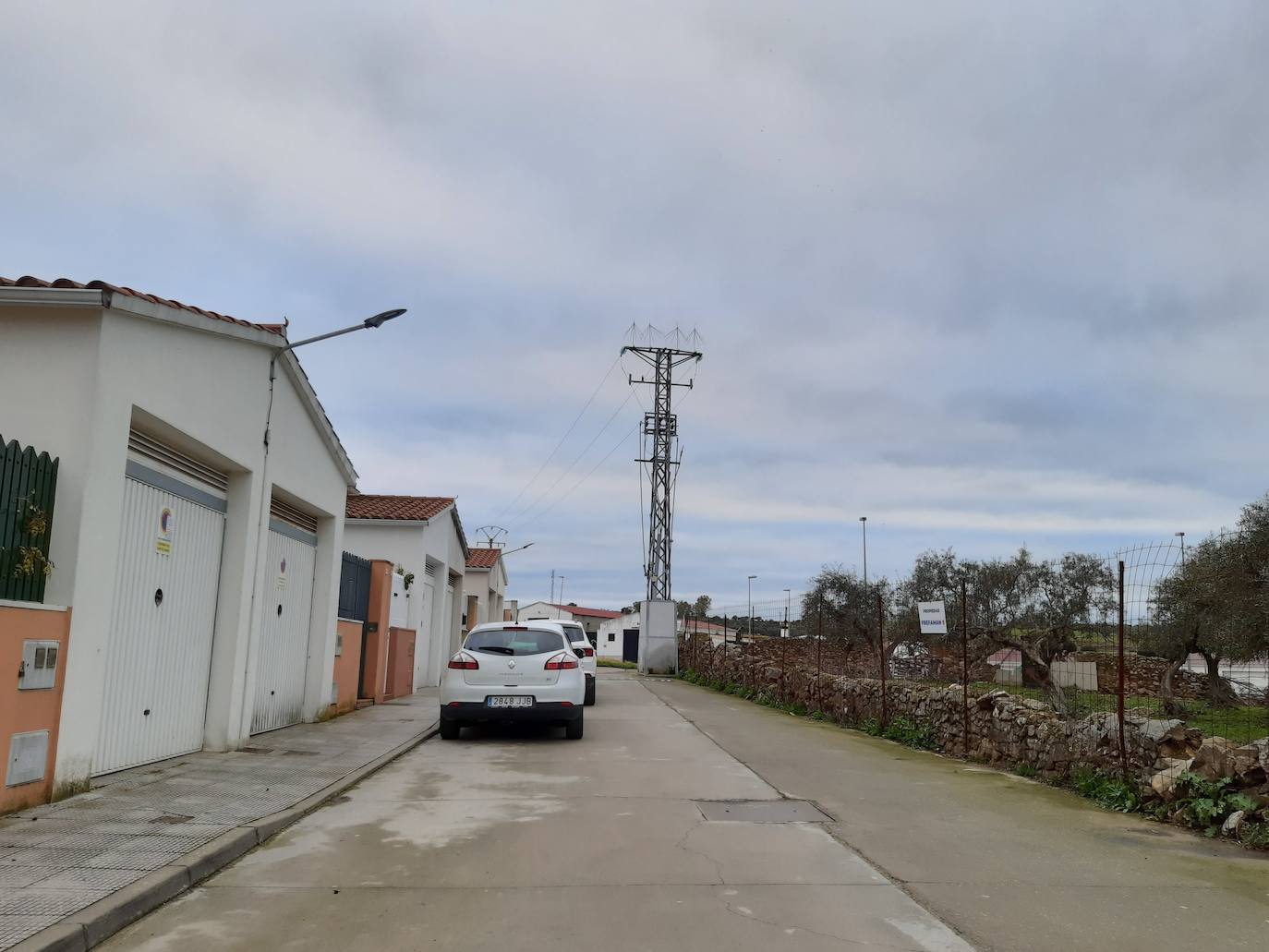 Se emplearán 82.000 euros para soterrar el tendido eléctrico de Valle del Ambroz y Ronda de La Soledad