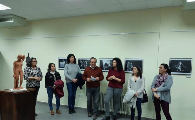 Una exposición fusiona fotografías y esculturas realizadas por mujeres casareñas