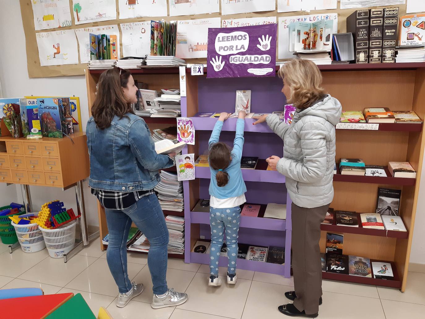 Se amplía el fondo del 'Rincón de la igualdad' de la biblioteca