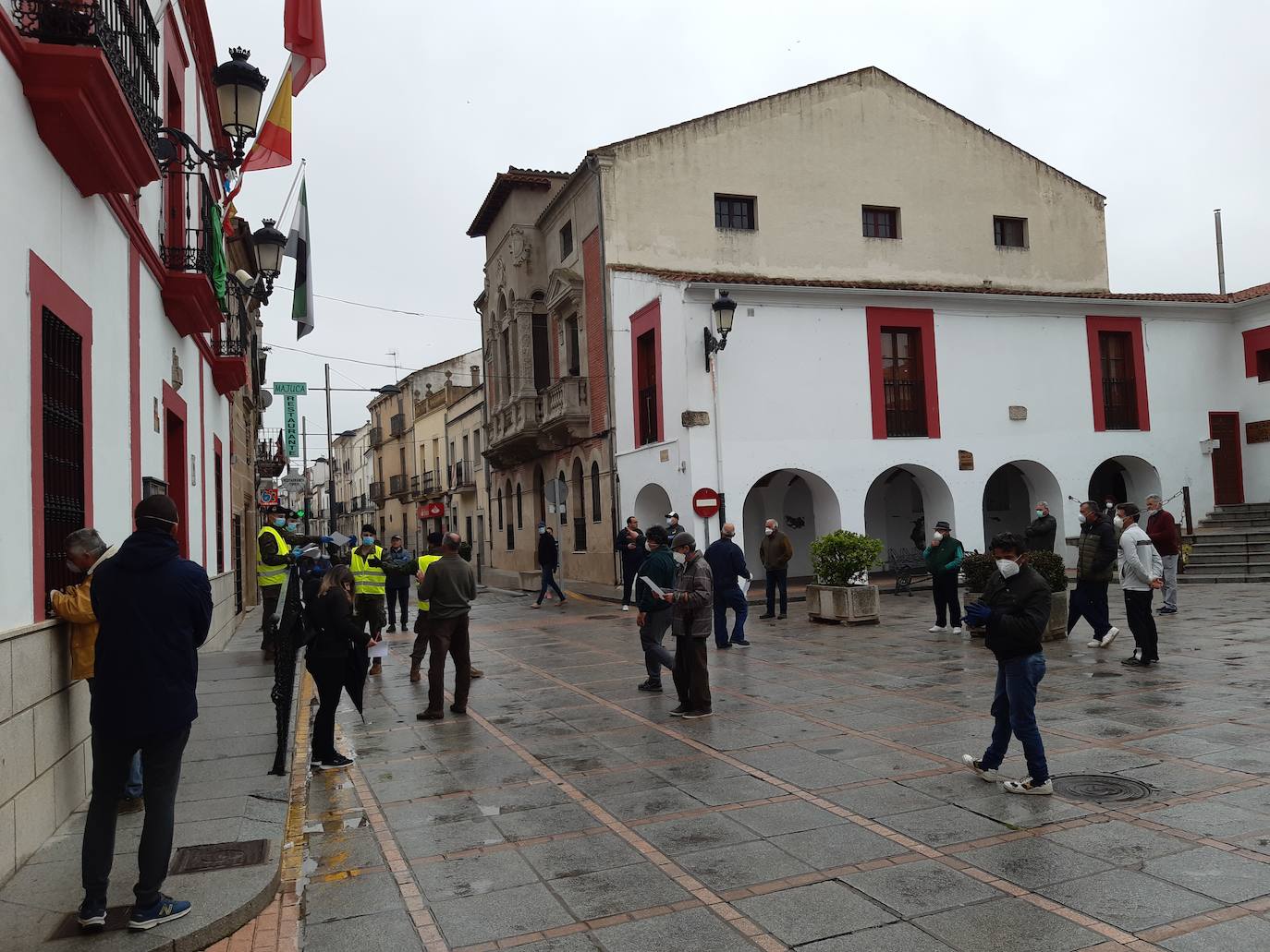 La Brigada Extremadura ayuda a agilizar los permisos de los vecinos que tienen animales y huertos