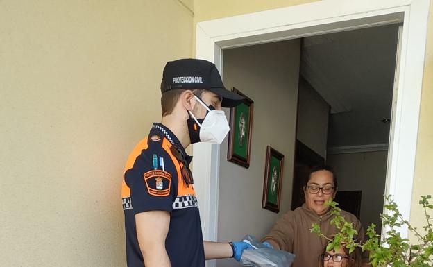 Protección Civil reparte el material que se quedó en el colegio a más de 350 alumnos