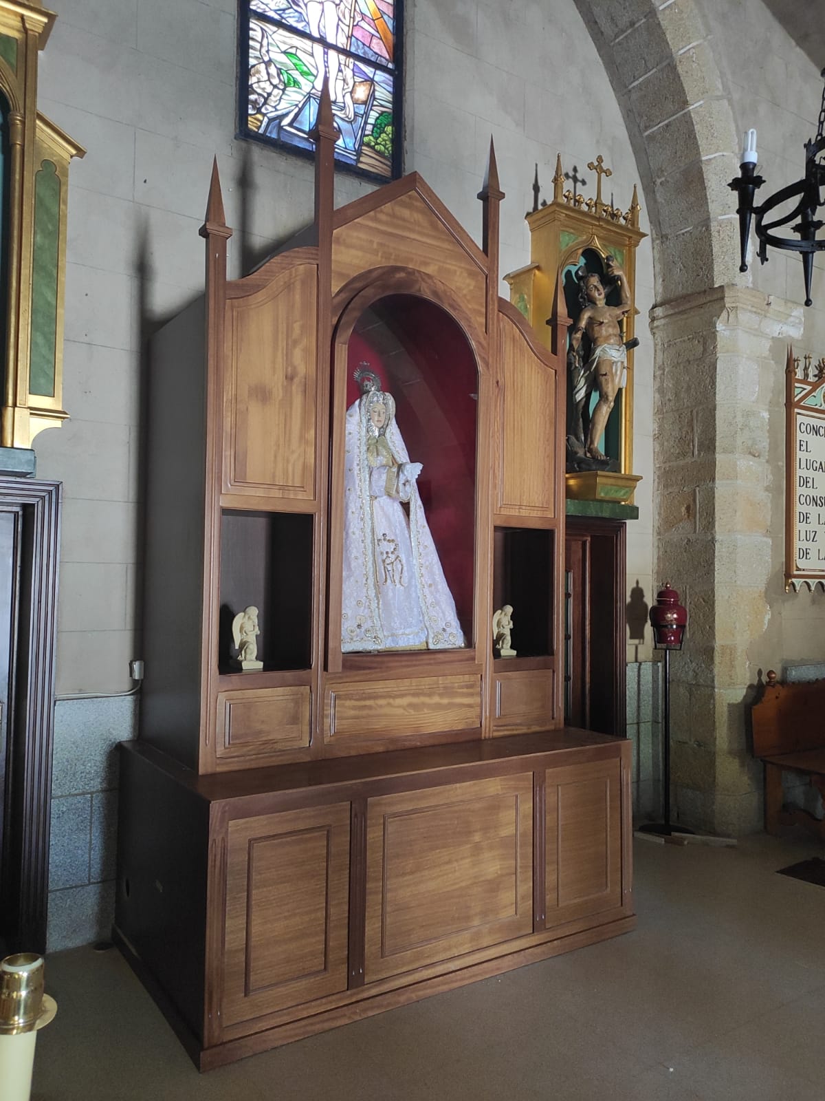 La Virgen del Consuelo luce sobre el nuevo retablo de la ermita del cementerio