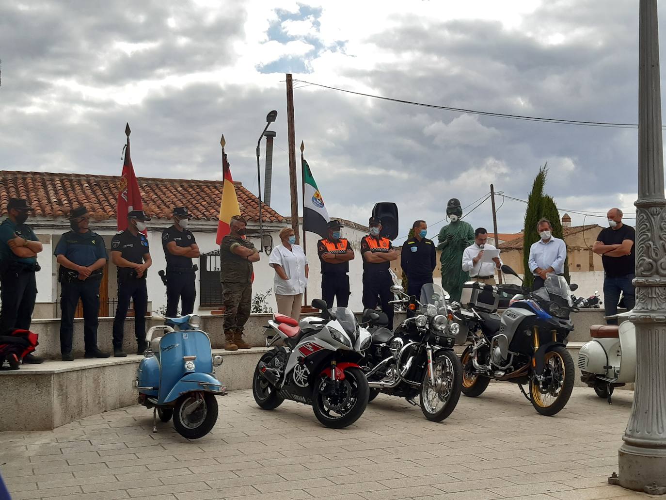 Homenaje de los moteros a los profesionales que combaten el coronavirus y a sus víctimas