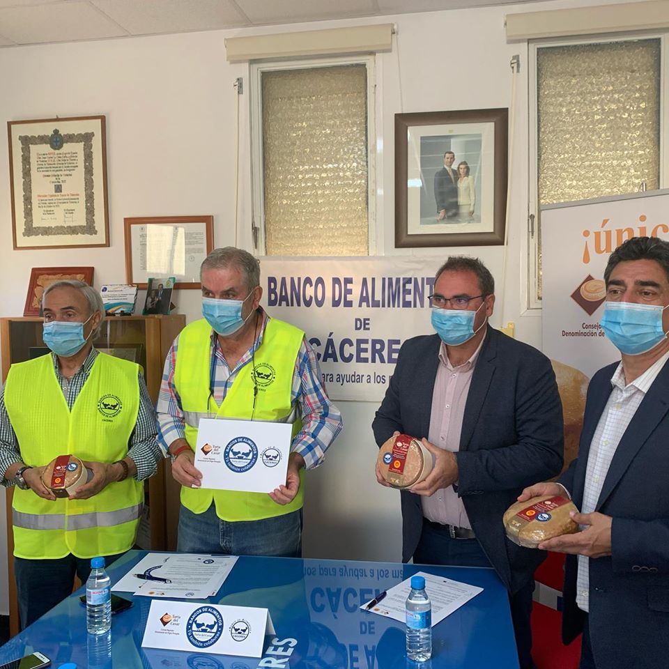 La Torta del Casar se convierte desde hoy en un queso solidario para ayudar a los que más lo necesitan
