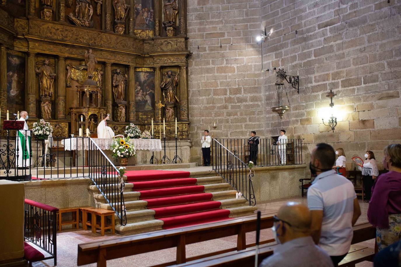 Se adelantan las Comuniones y se celebran en grupos muy reducidos