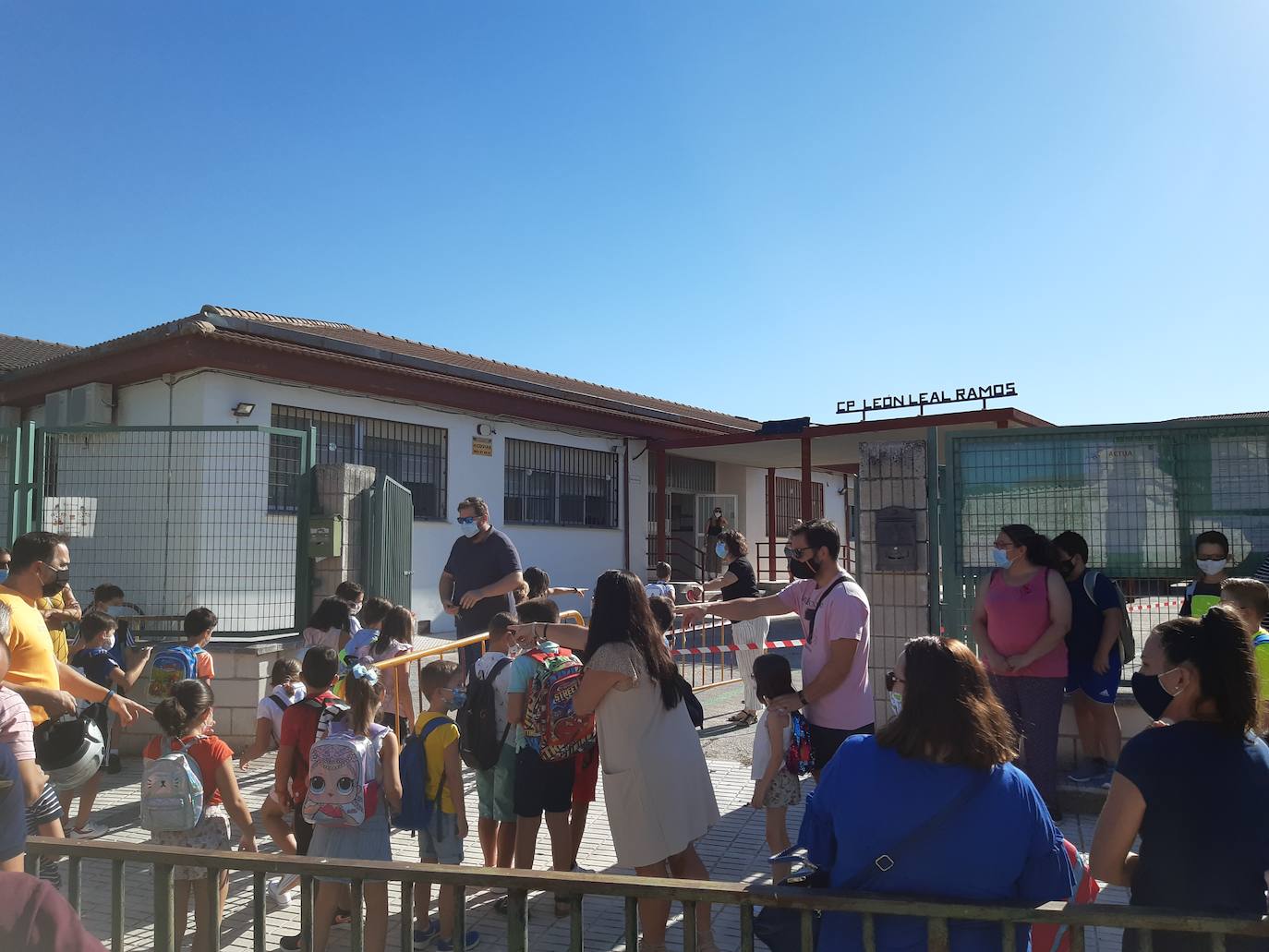 El Ayuntamiento pide a las familias que eviten las concentraciones en las puertas de los centros educativos