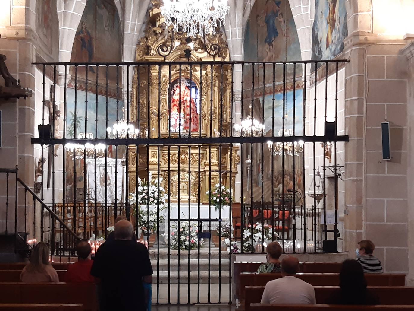 La Virgen recibe a los casareños desde el camarín en su día de celebración